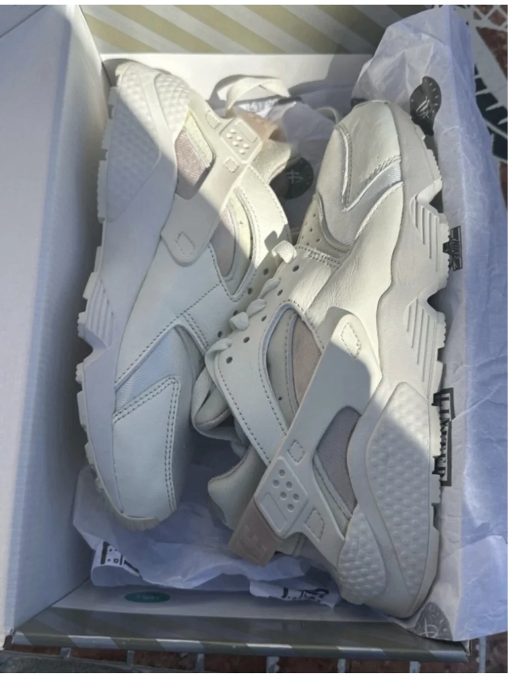 Women's Nike Air Huarache Sneakers Size 7 Sail/Light Bone/Fossil Stone dh4439104